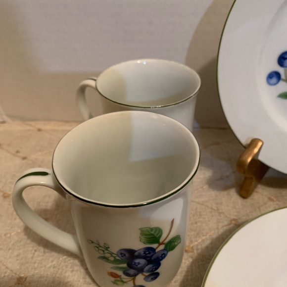 8 pc mug and desert plate set with blueberry motif - Picture 7 of 9